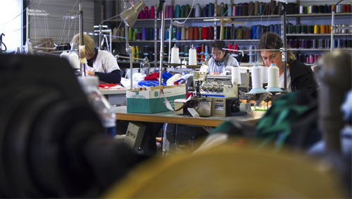 salarié dans une usine de confection textile à castres